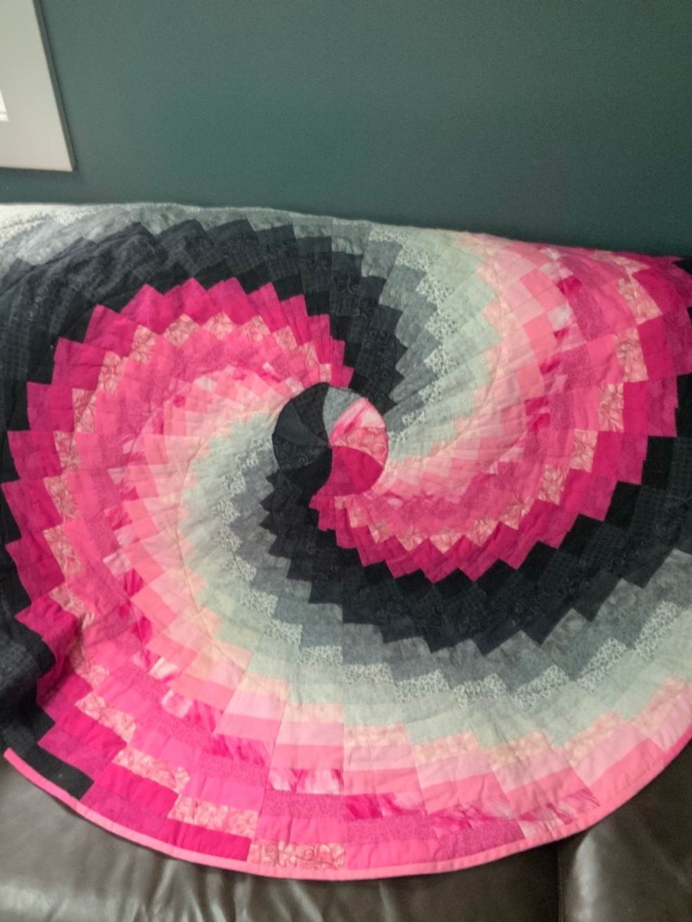 Handmade Round Pinwheel Quilt Throw (48” diametre)